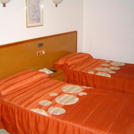 קלמוצ'ה Hotel Lazaro חדר תמונה